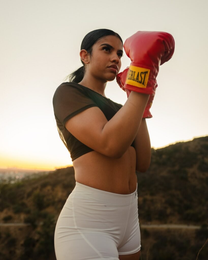 Mannequin féminin habillée d'un short de sport blanc qui pratique la boxe en plein air