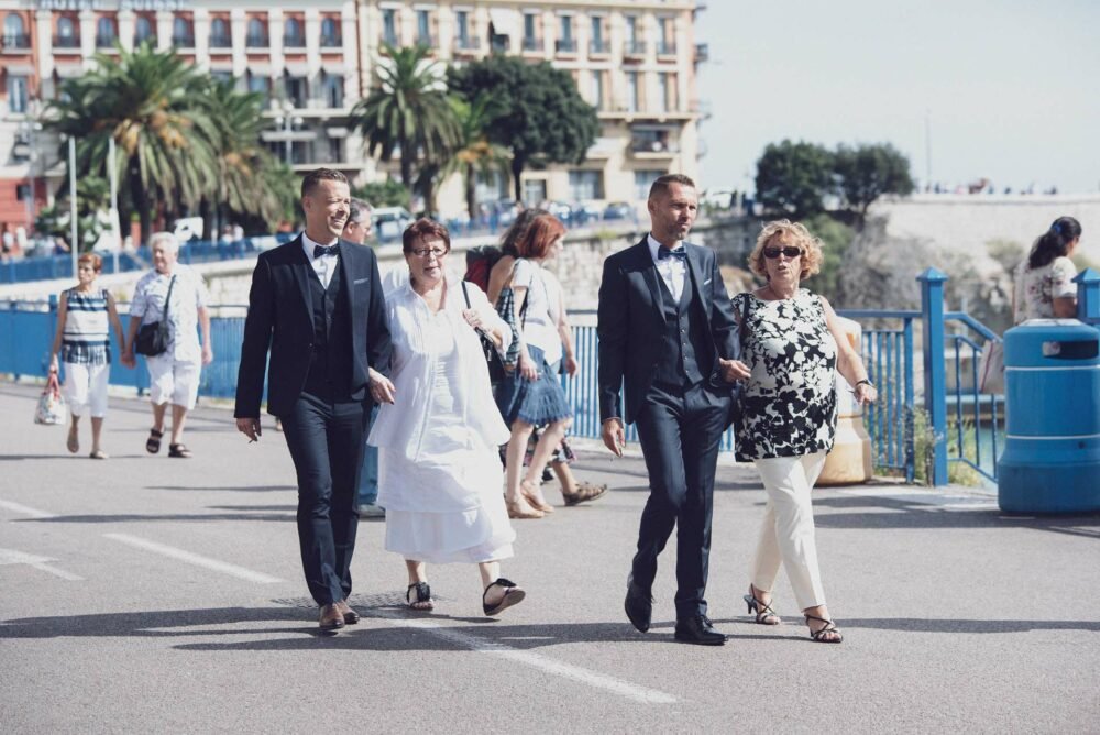 les futurs mariés accompagnés de leurs mamans marchent sur la promenade des anglais à Nice