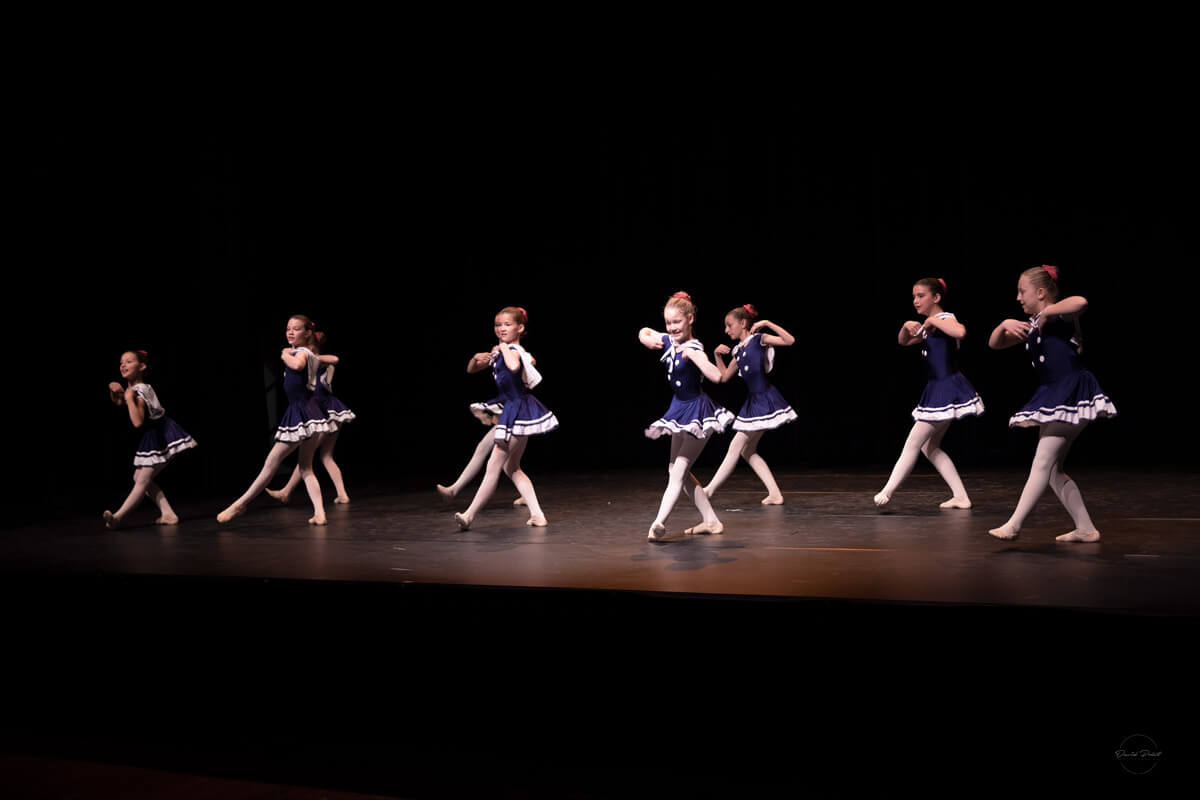 Groupe de jeunes danseuses classique en costume de marin