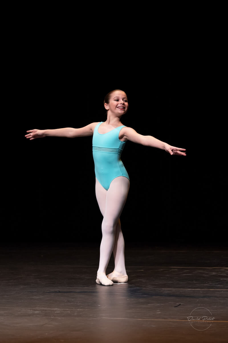 La jeune danseuse Lucille POLET 9 ans entre sur scène