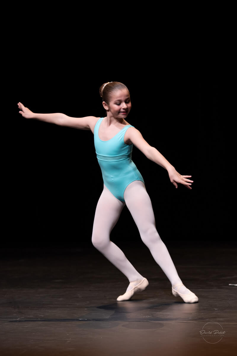 Jeune danseuse sur scène pendant le concours de master danza 2017 villeneuve loubet