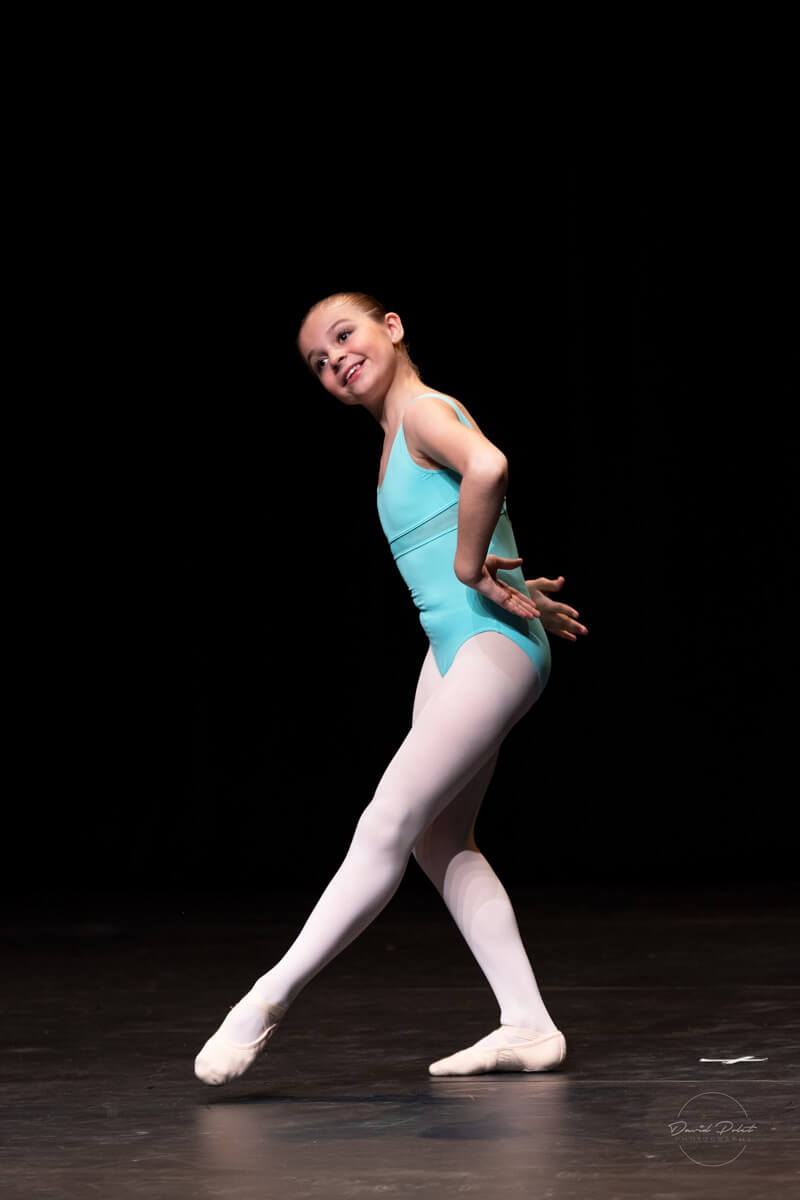 La jeune danseuse nous montre un petit pas de bourrée