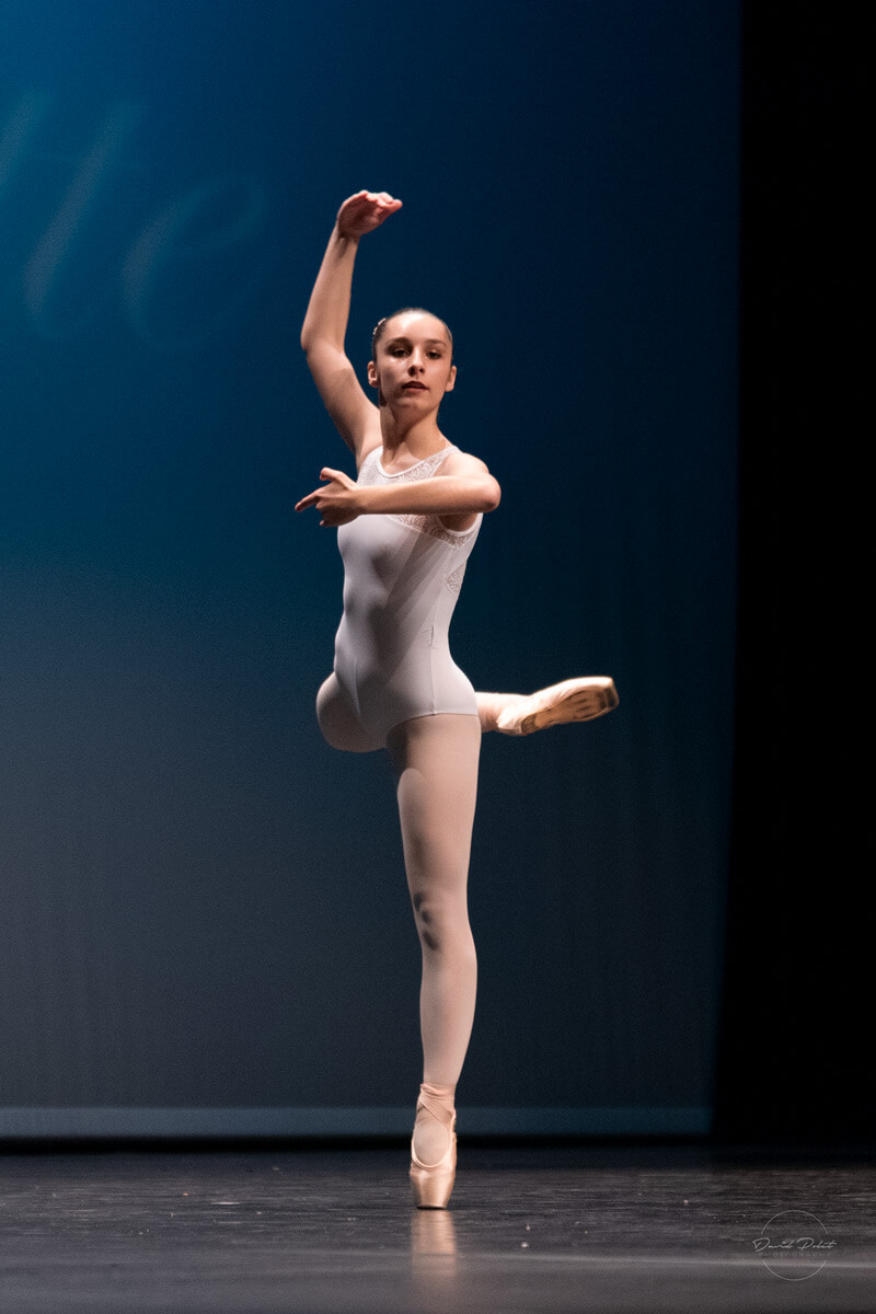 Danseuse classique sur pointes durant le concours de Cannes Croisette 2019