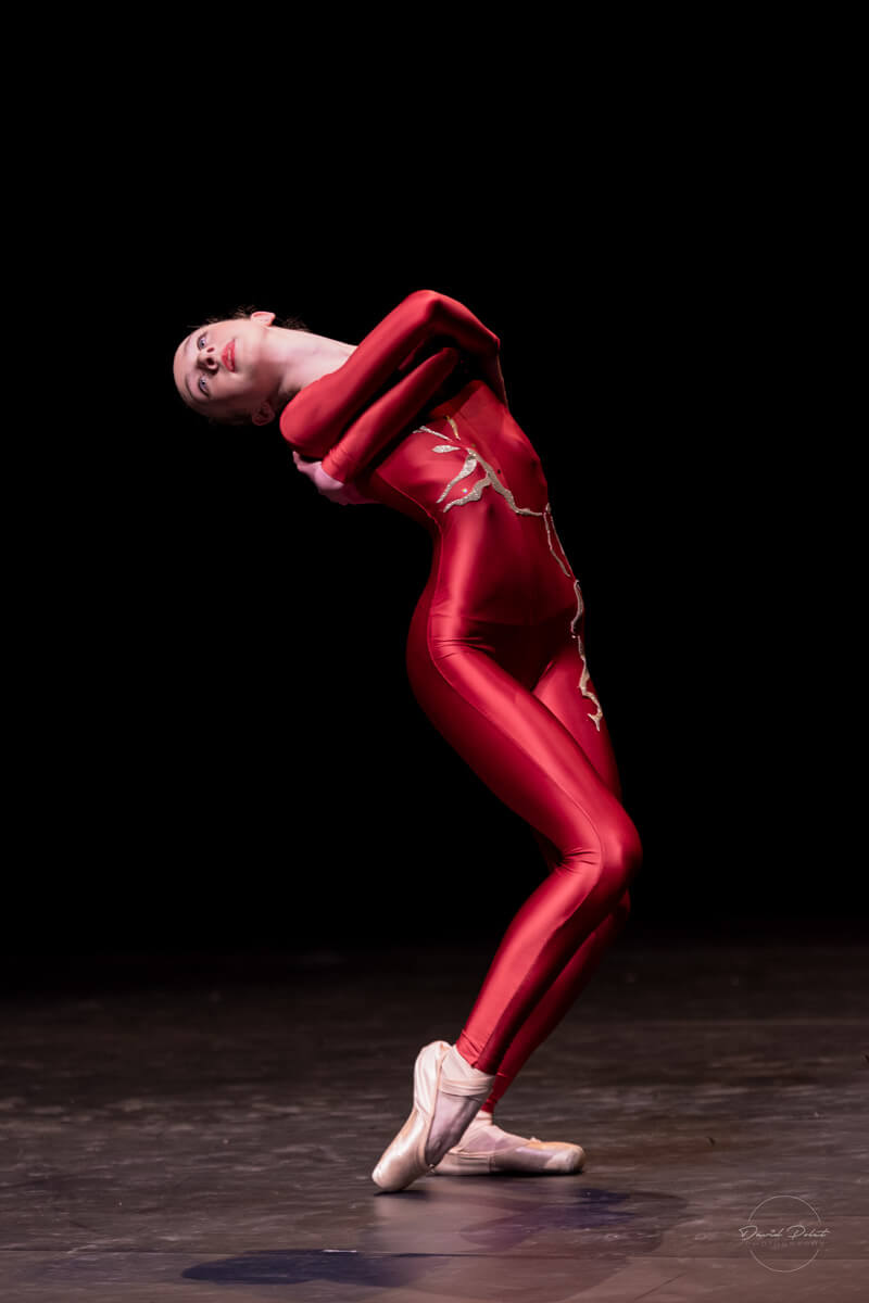 Danseuse classique vêtu d'un académique de couleur rouge