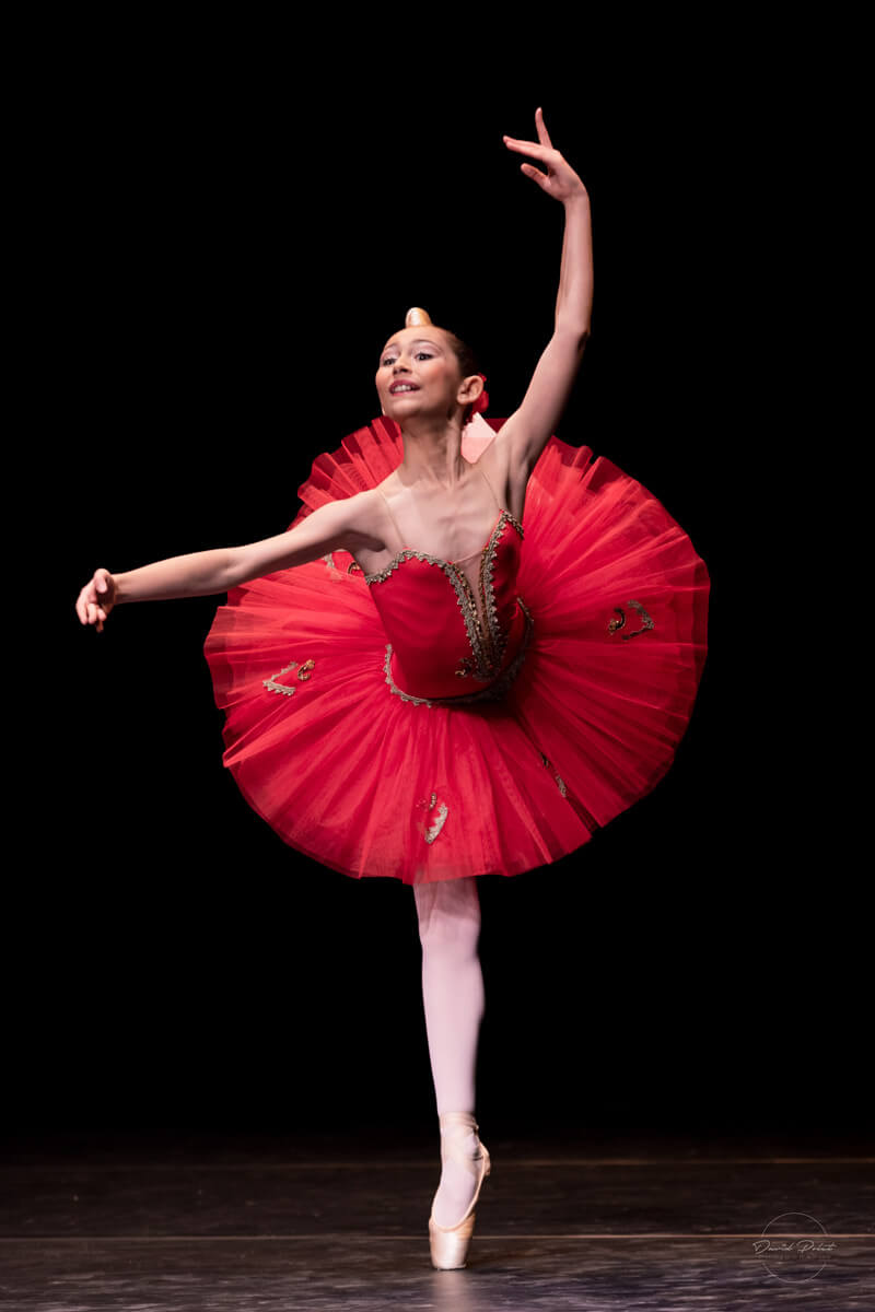 Danseuse classique vêtue d'un joli costume tutu rouge