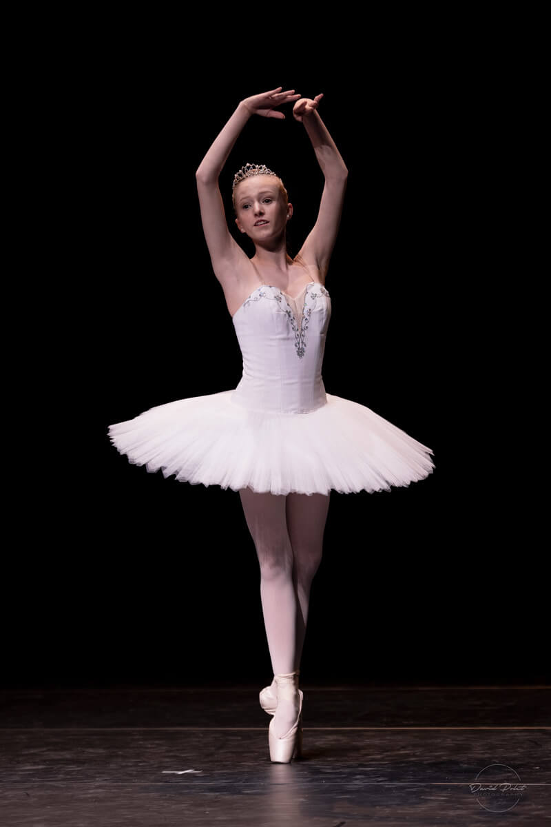 Danseuse classique sur pointes dans un costume de scène blanc