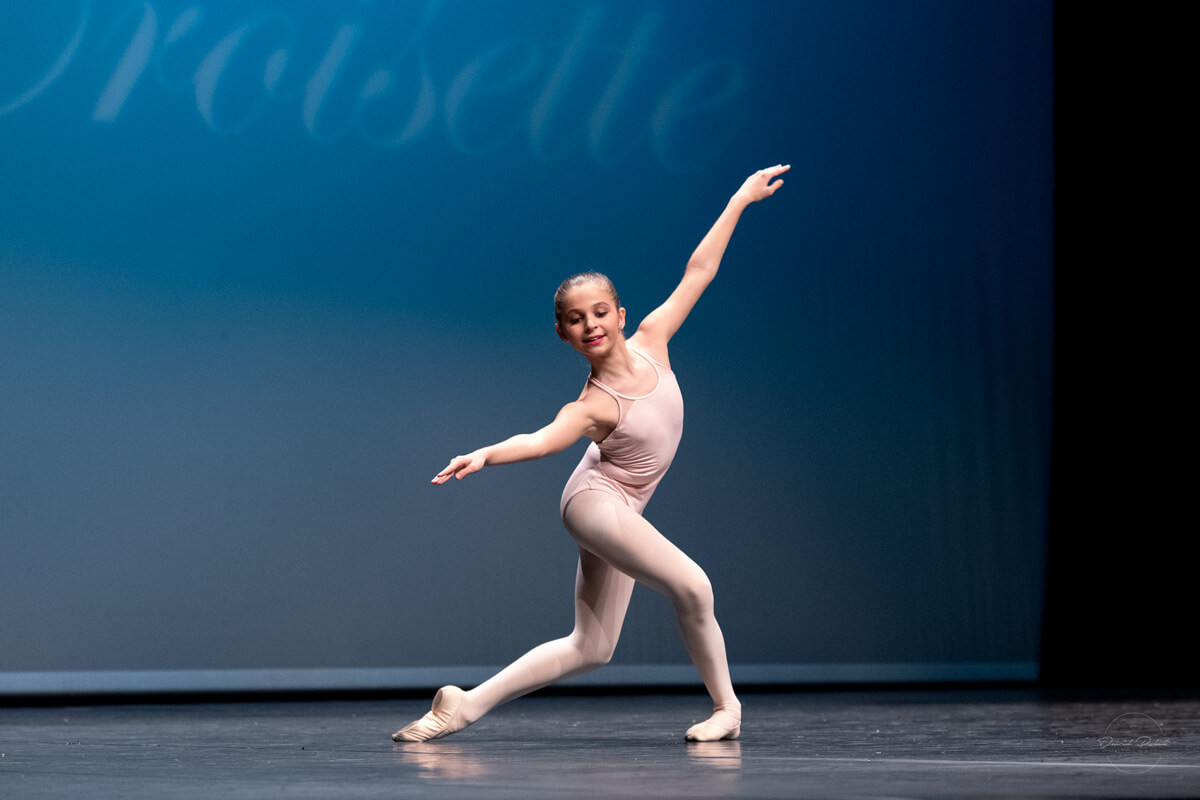 Lucille POLET danseuse classique évoluant sur la scène de cannes croisette 2019