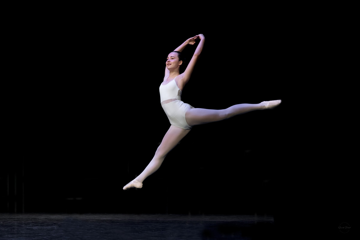 Jeune danseuse dans une variation imposé classique au concours MASTER DANZA 2022