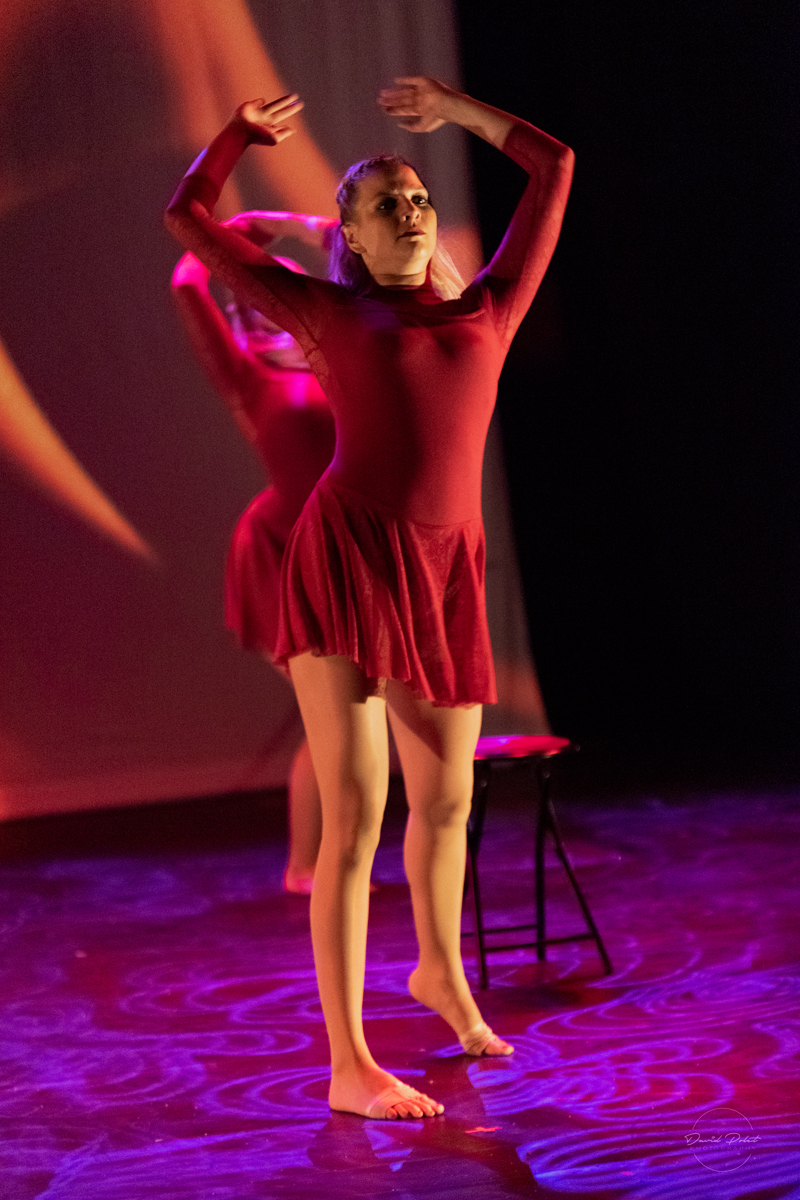 Une danseuse en costume de scène rouge