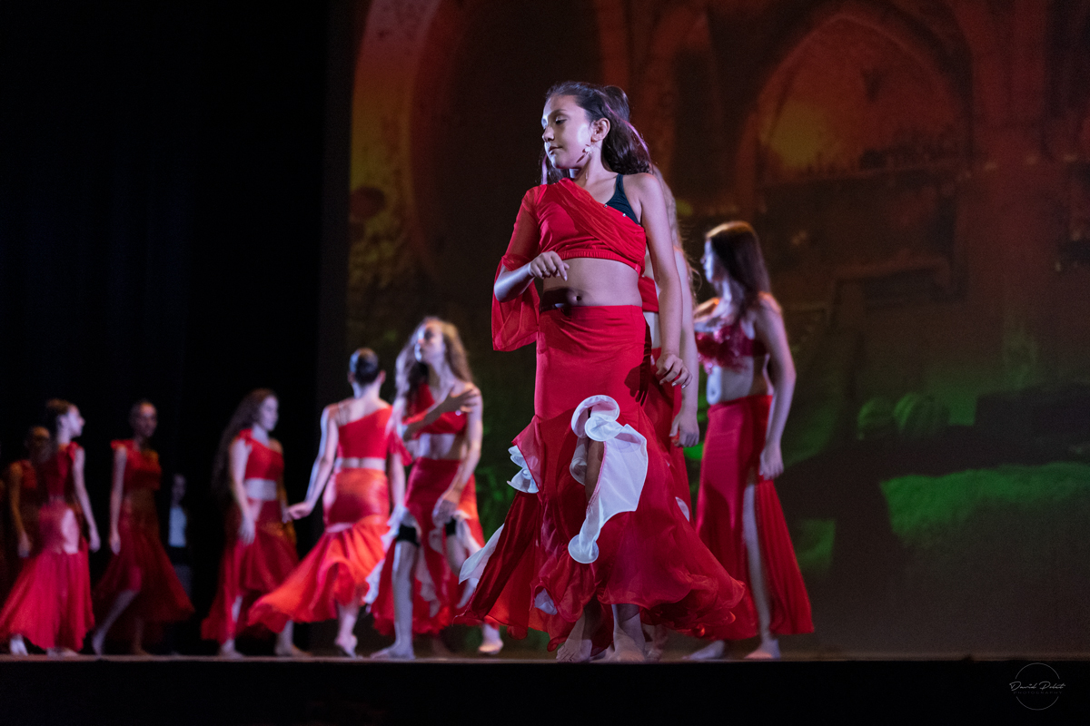 Les danseuses orientales en groupe sur la scène de NOTRE DAME DE PARIS 2017