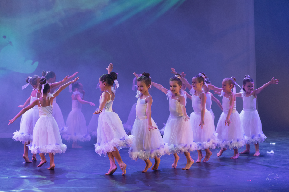 Les jeunes danseuse en représentation sur la scène de Tourette levers 2017
