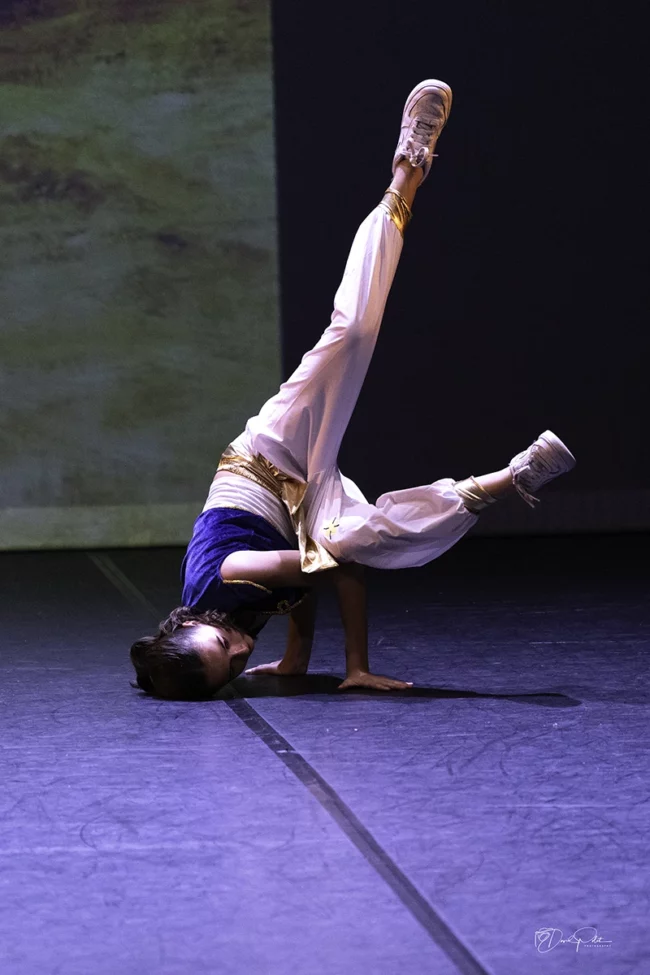 Portrait solo d’un danseur hip-hop énergie et passion en mouvement