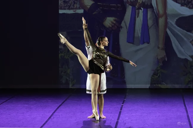 Costumes historiques raffinés pour une performance de gala en danse