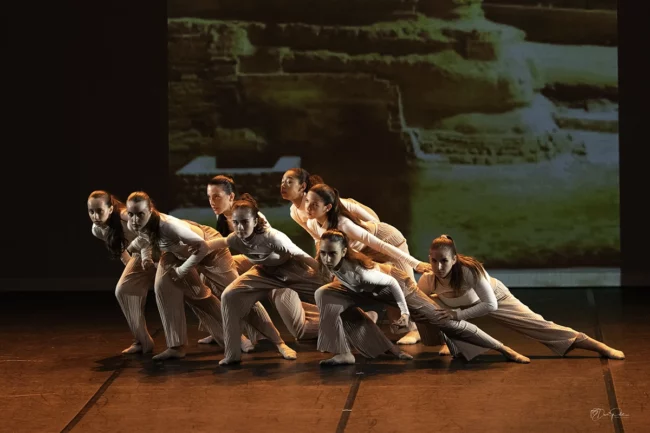 Groupe modern jazz en formation élégante chorégraphie raffinée sous les projecteurs