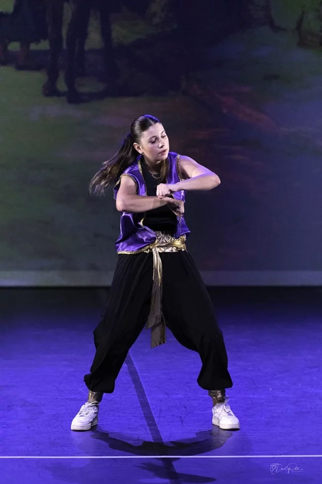 Portrait solo d’une danseuse hip-hop intensité et attitude captivante