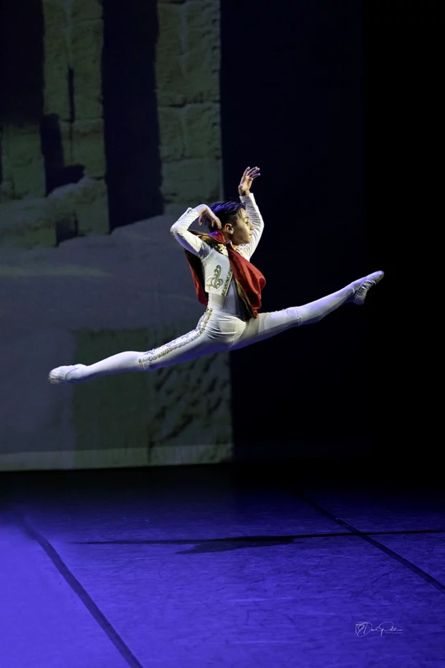 Performance énergique d'un jeune danseur au gala Masterclass Danse Villeneuve Loubet