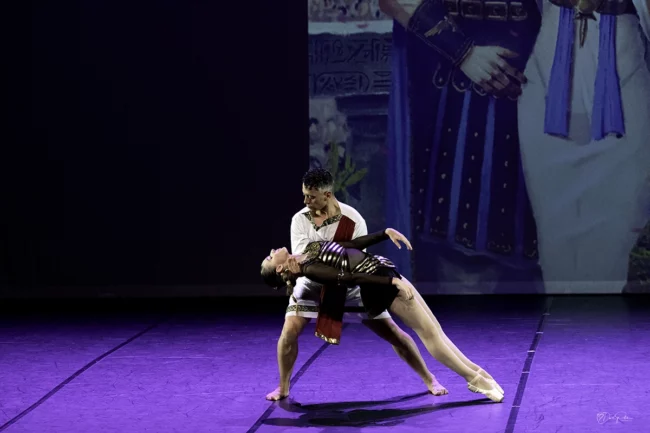 Danseurs exécutant des portés spectaculaires et gracieux lors du gala de danse