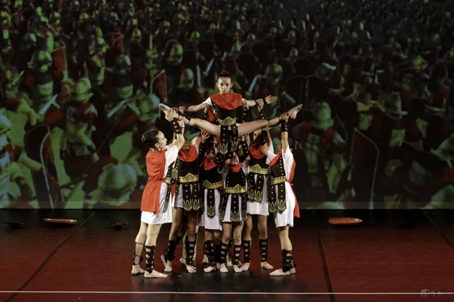 Représentation de l'armée romaine avec des danseurs en tenues traditionnelles romaines, mise en scène pour un spectacle de gala