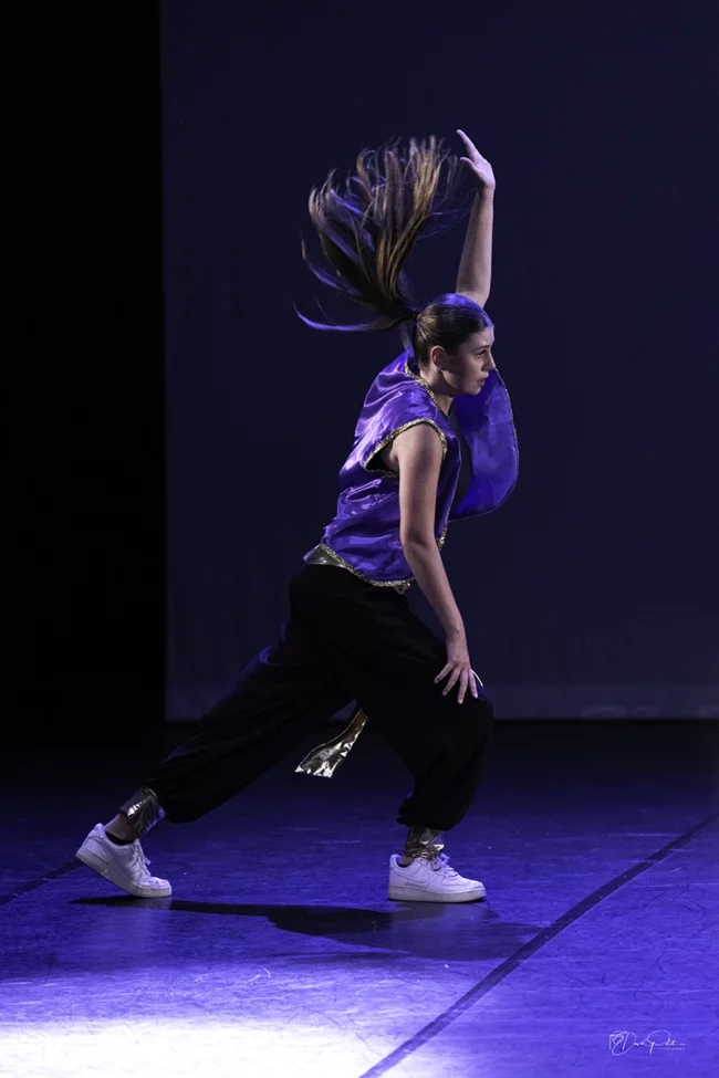 Portrait solo d’un danseur hip-hop exprimant intensité et personnalité unique