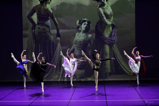 Chorégraphie expressive des danseuses au gala Cléopâtre école Villeneuve Loubet