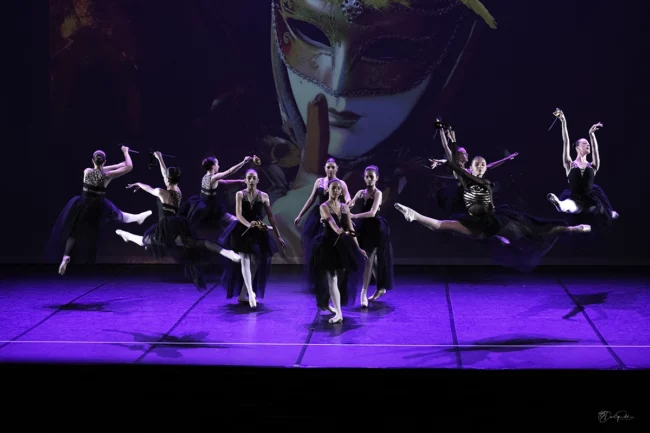 Chorégraphie émotive et mystérieuse des danseuses avec masques loup sur scène