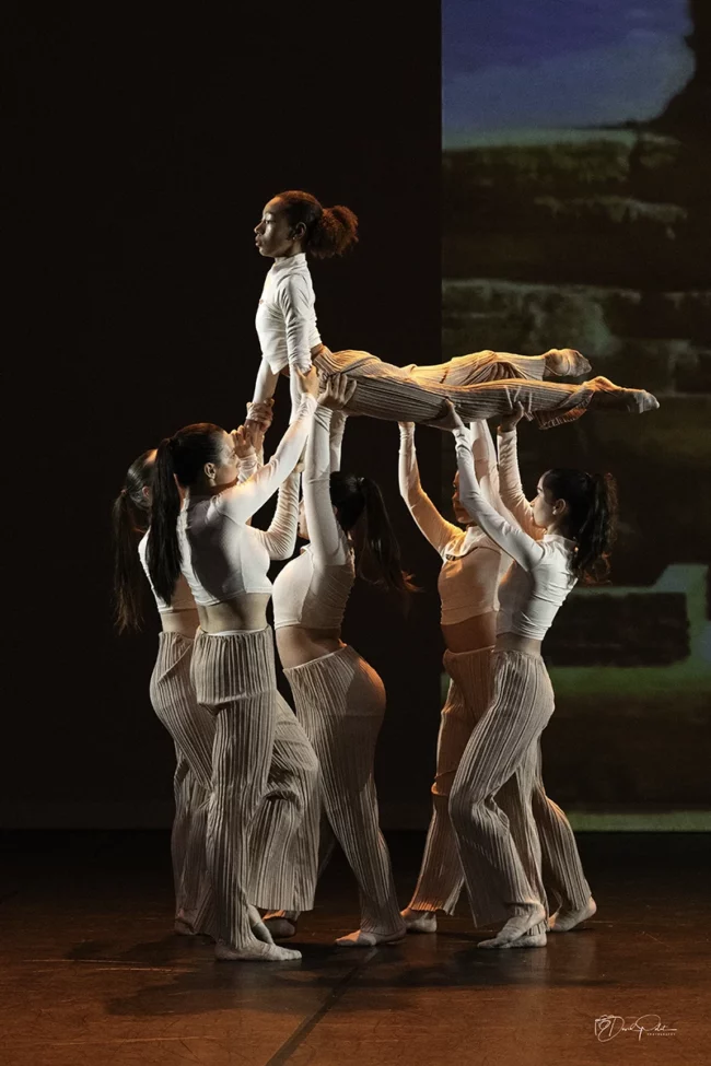 Groupe de danseuses modern jazz en mouvement lumière et dynamisme sur scène