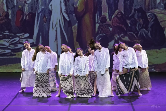 Danseuses modern jazz en costumes orientaux lors de cette chorégraphie synchronisée