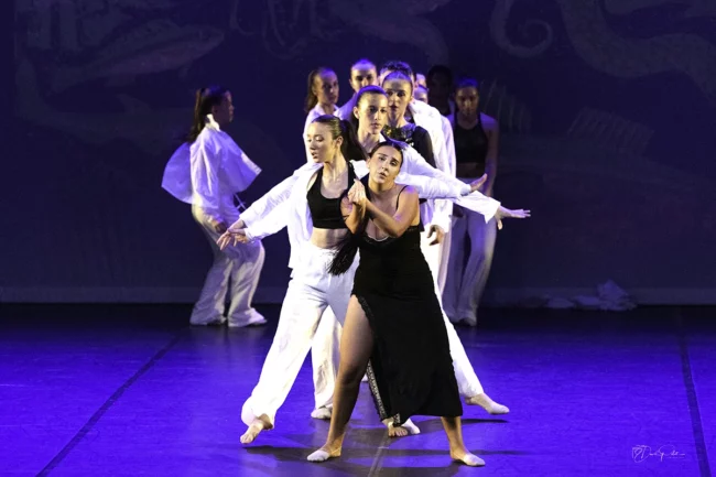 Danseuses modern jazz en pose gracieuse élégance et harmonie au rendez-vous