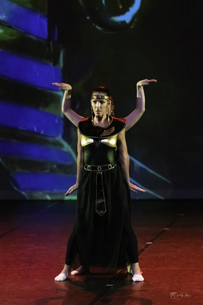 Groupe de danseuses classiques et égyptiennes costumes vibrants lors du gala