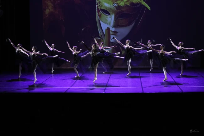 Danseuses en masques loup chorégraphie mystique et énigmatique lors du gala