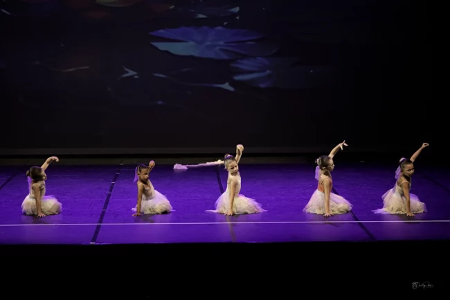 Chorégraphie gracieuse de jeunes danseuses classiques aux mouvements élégants et délicats