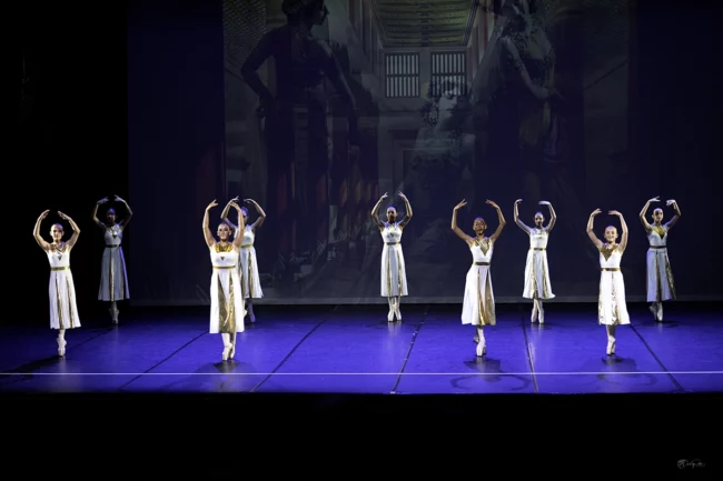 Costumes raffinés et danse artistique au gala Cléopâtre école Villeneuve Loubet