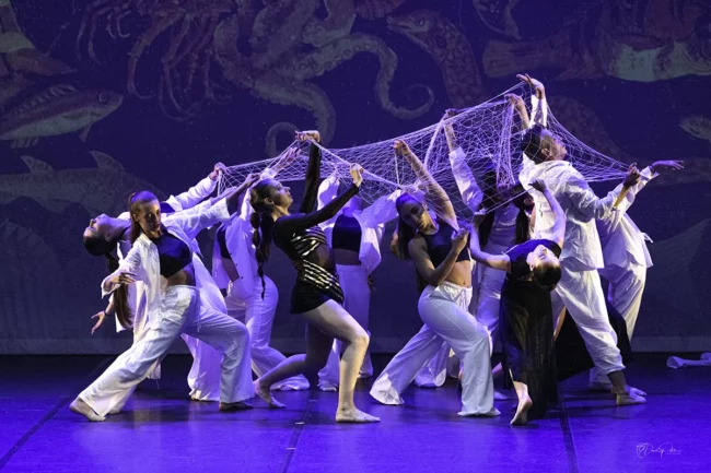 Groupe de danseuses modern jazz chorégraphie dynamique alliant grâce et élégance