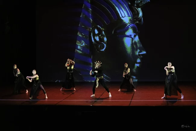 Groupe de danseuses égyptiennes avec costumes traditionnels lors du gala