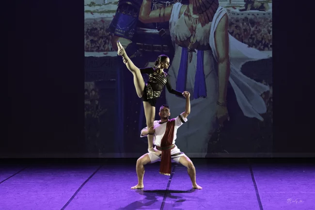 Pas de deux élégant avec portés et fluidité lors du gala de danse