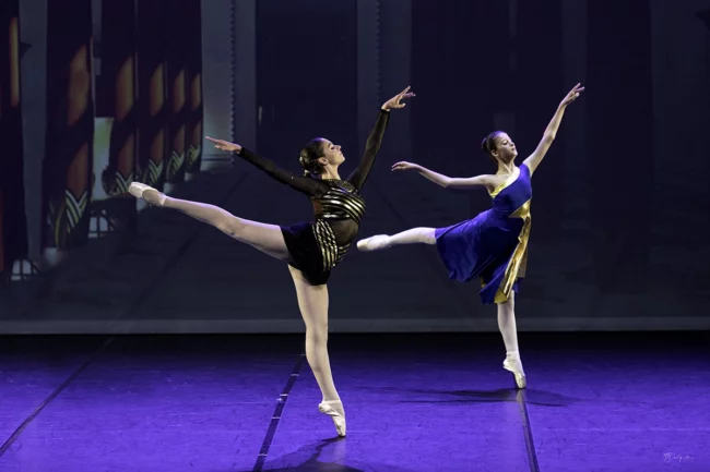 Performance vibrante des danseuses en costume au gala Cléopâtre Villeneuve Loubet