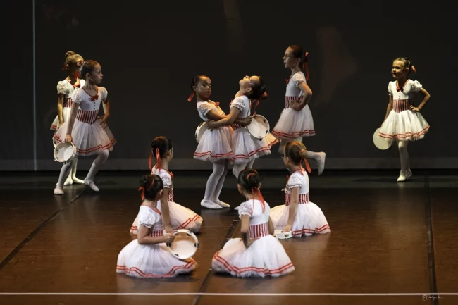 Groupe de jeunes danseuses en pleine performance lors du gala de danse