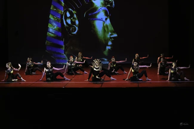 Groupe de danseuses classiques en costumes colorés chorégraphie expressive