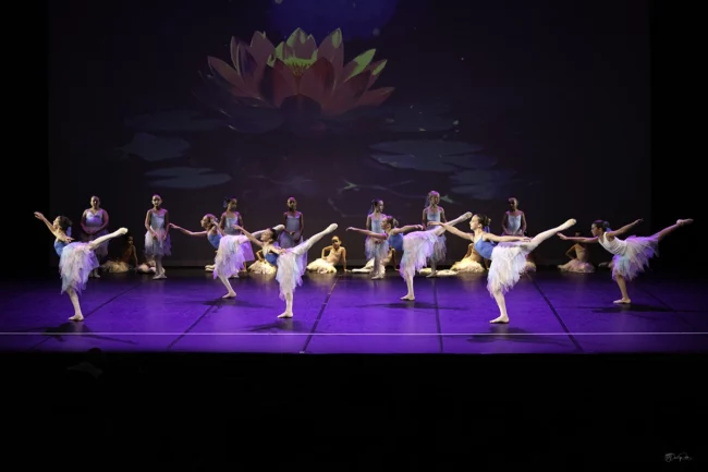 Pose finale de jeunes danseuses classiques mélange de grâce et élégance