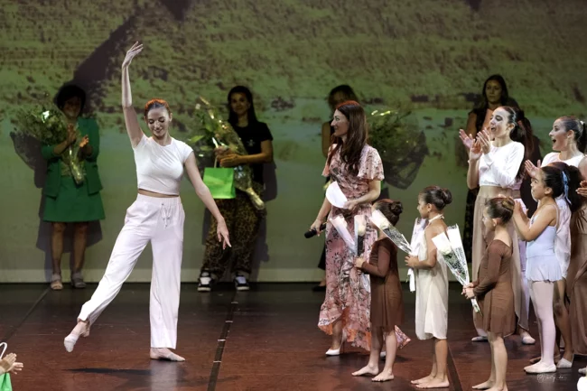 Lucille Polet qui incarne Cléopâtre avec une grande élégance et sur scène