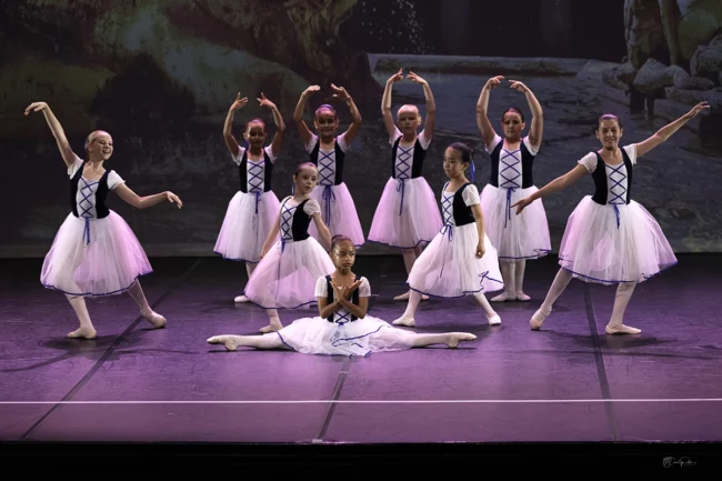 Groupe de jeunes danseuses en pleine chorégraphie lors du gala