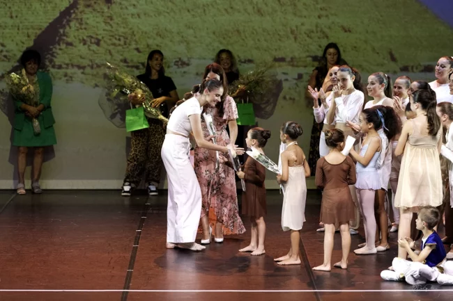 Lucille Polet incarne Cléopâtre avec élégance et grâce dans le final