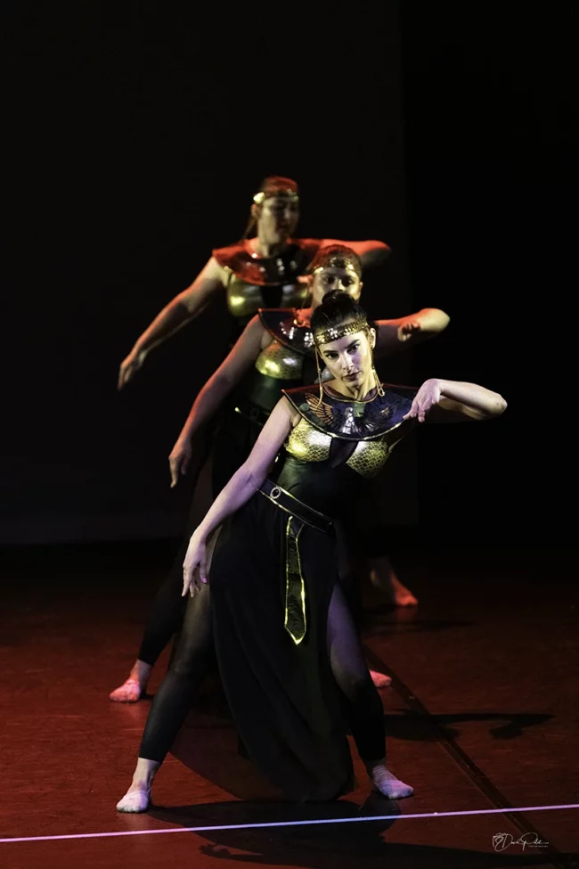 Danseuses égyptiennes en costumes dorés chorégraphie pleine de grâce et de puissance