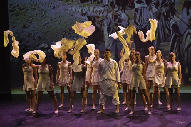 Groupe de danseuses modern jazz élégance et fluidité dans chaque mouvement