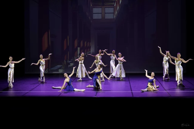 Moment gracieux de danseuses en tenue au gala Cléopâtre Villeneuve Loubet