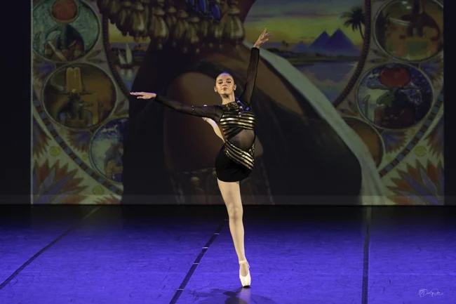 Cléopâtre interprétée par Lucille Polet danse élégante et émotive au gala