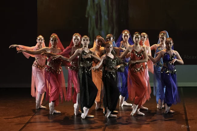 Groupe de danseuses orientales en costumes colorés lors du gala de danse