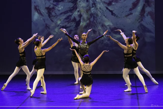 Groupe de danseuses classiques avec Cléopâtre Lucille Polet en costumes colorés