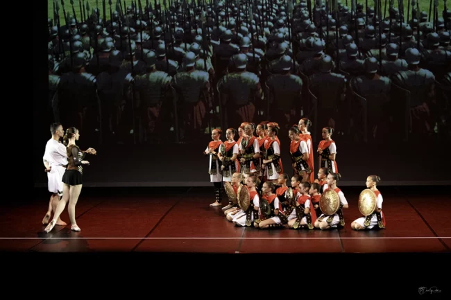 Portrait de César et Cléopâtre dans un tableau vivant, costumes inspirés de l'Antiquité, présentation lors d'un gala de danse