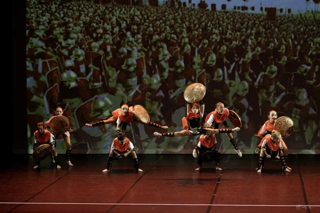 Danseurs de Master Class à Villeneuve-Loubet interprétant une pièce chorégraphiée inspirée de l’histoire antique